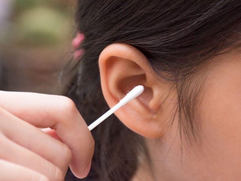 Using earbuds it can cause some damage ears | कान स्वच्छ करण्यासाठी इयरबड्स वापरणं सुरक्षित आहे का? जाणून घ्या उत्तर....