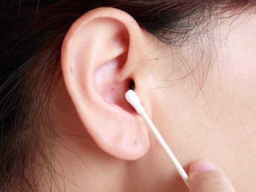harfmul effects of earbuds for cleaning ear wax | कानातून मळ काढण्यासाठी इअरबर्ड्स वापरताय का? या चूका केल्यास व्हाल कायमचे बहिरे