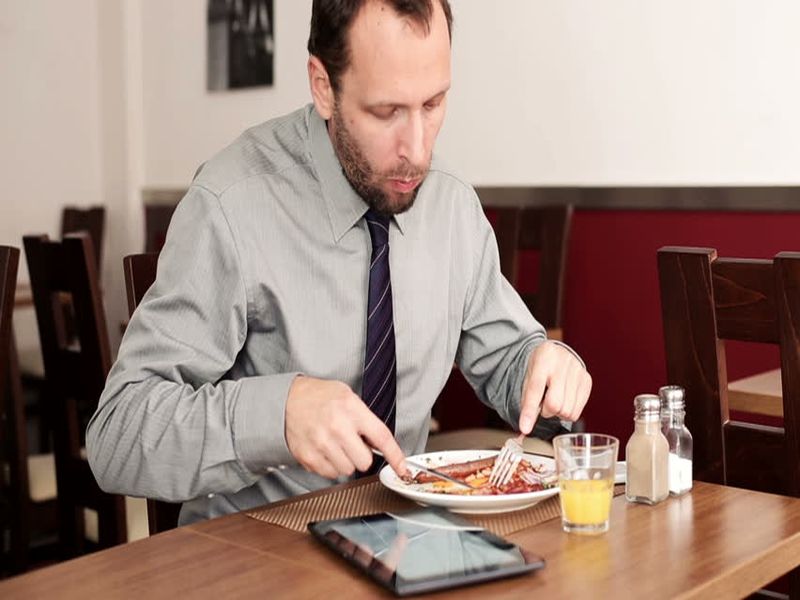 eating alone has many consequences may lead to obesity | तुम्ही एकटं जेवता का? असं करणं ठरू शकतं महागात!