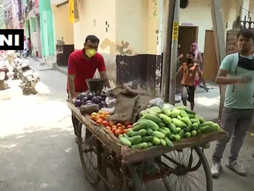 Crisis due to lockdown, English teacher selling vegetables for subsistence in delhi | लॉकडाउनमुळे बिकट परिस्थिती, उदरनिर्वाहासाठी इंग्रजीचा शिक्षक विकतोय भाजी