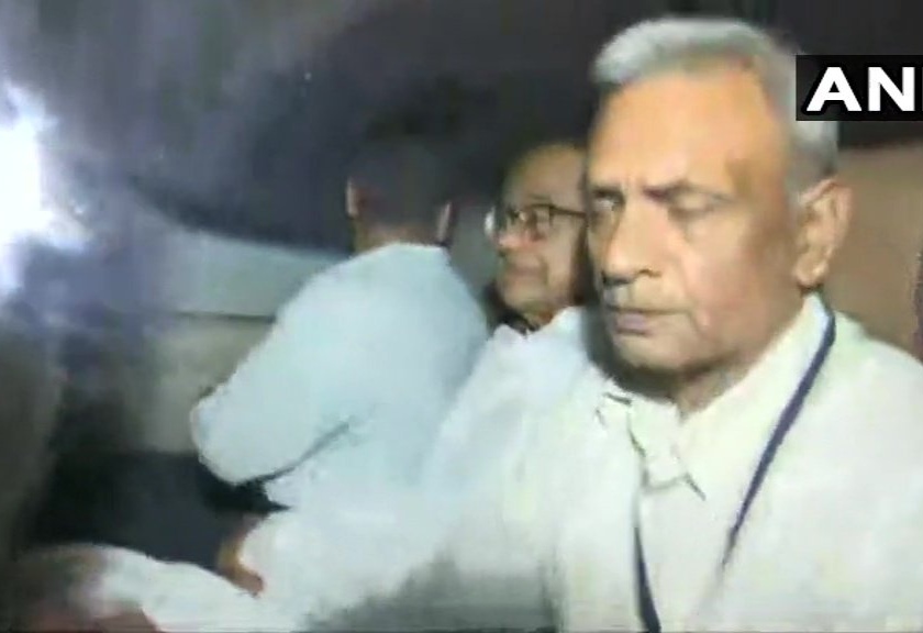 P Chidambaram taken away in a car by probe agency officials. | Big Breaking: दोन तासांच्या हायव्हॉल्टेज ड्राम्यानंतर सीबीआयने केली माजी केंद्रीय गृहमंत्री चिदंबरम यांना अटक