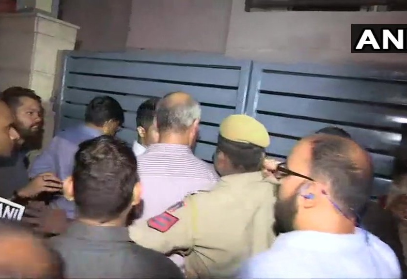 HighHoltage Drama at Chidambaram's house;CBI official jumps the gate of P Chidambaram's residence to get inside | Video: चिदंबरम यांच्या घरी हायव्होल्टेज ड्रामा; गेटवरुन उड्या मारुन सीबीआय अधिकारी घरात दाखल 