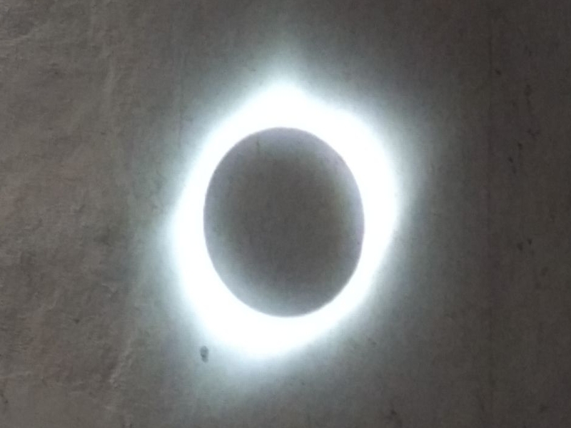 Kolhapurkar looted the solar eclipse | गेल्या ९९ वर्षांतील सर्वात मोठे खग्रास सूर्यग्रहण, अमेरिकेतील खग्रास सूर्यग्रहणाचा कोल्हापूरकरांनी लुटला आनंद