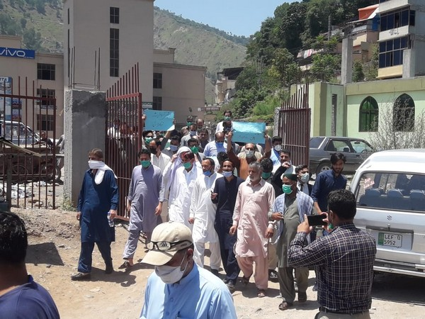 POK Residents of Muzaffarabad hold protest against China & Pakistan | ...म्हणून पाकव्याप्त काश्मीरात पाकिस्तान आणि चीन सरकारविरोधात स्थानिकांनी काढला मोर्चा