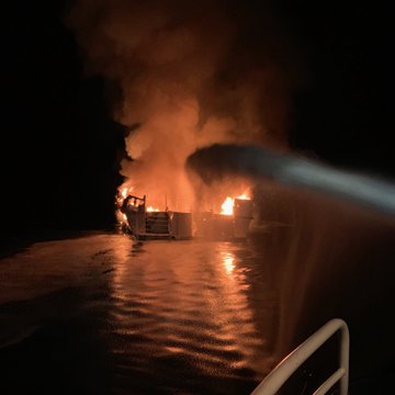 33 Missing in scuba Boat Fire in California | कॅलिफोर्नियामध्ये स्कुबा डायव्हिंग बोटीला भीषण आग; 33 जण बेपत्ता
