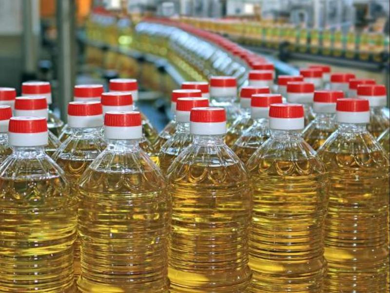 On the eve of Diwali, edible oil became more expensive | दिवाळीच्या तोंडावर खाद्यतेल महागले