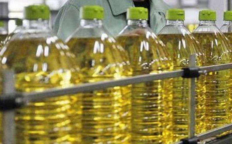 Edible oil repacking case: adulterated edible oil worth Rs 4.23 lakh seized, Food and Drug Administration action | खाद्यतेल रिपॅकिंग प्रकरण: ४.२३ लाखांचे भेसळयुक्त खाद्यतेल जप्त, अन्न व औषध प्रशासन विभागाची कारवाई