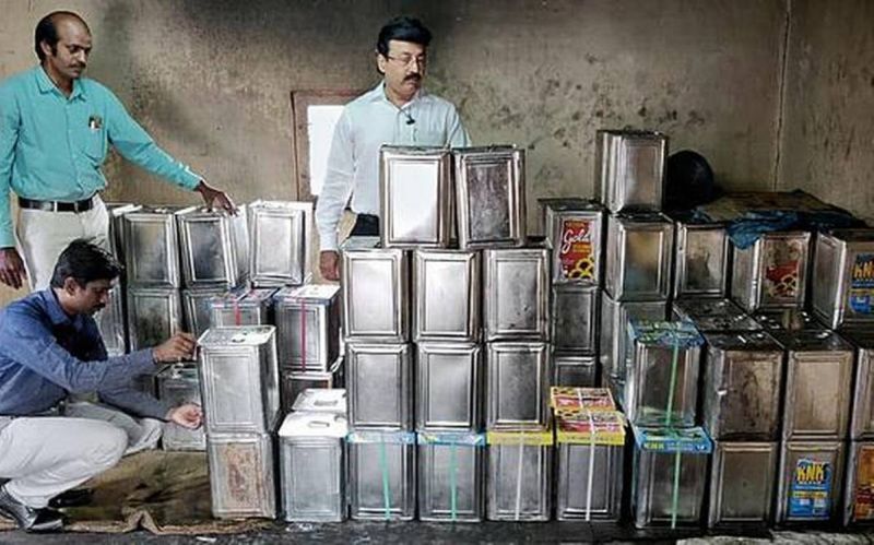 Raid on 18 shops who adulterated in Nagpur | नागपुरात भेसळ करणाऱ्या १८ दुकानांवर धाडी