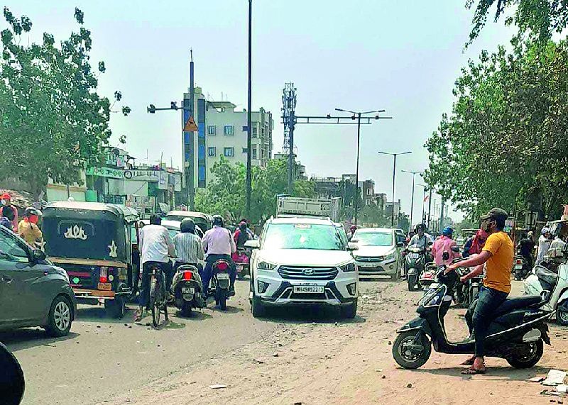 traffic jams umred route dighori area due to ongoing road construction | एकीकडे रस्त्याचे बांधकाम, दुसरीकडे लागतो जाम 