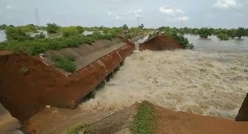 An important small canal of Gosekhurd dam burst in 4 places | गोसेखुर्द धरणाचा एक महत्वाचा लघु कालवा ४ जागी फुटला