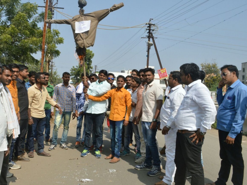  Pune University's statue burnt in Akola by the students | सम्यक विद्यार्थी आंदोलनने अकोल्यात जाळला  पुणे विद्यापिठाचा पुतळा