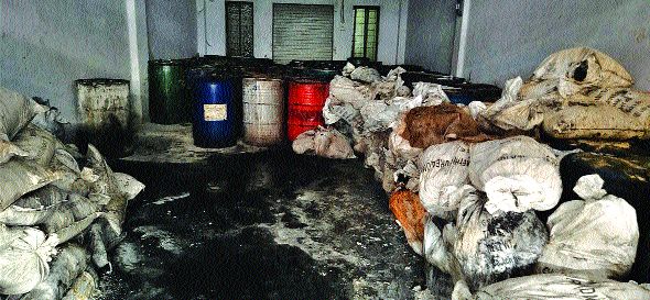Chemical waste found in palghar | रासायनिक कचऱ्याचा साठा सापडला