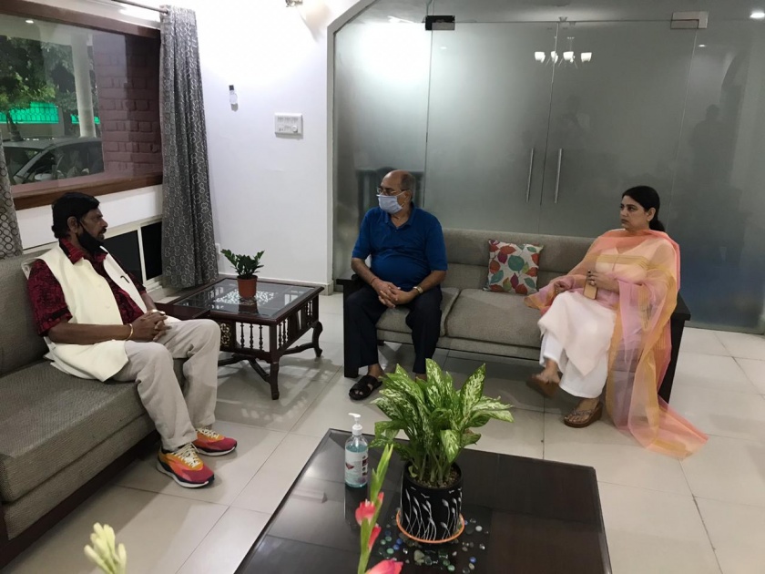Union Minister Ramdas Athavale discussed with Sushantsingh's father at his house | रामदास आठवलेंनी घेतली सुशांतच्या वडिलांची भेट, रियाबद्दल व्यक्त केला संशय