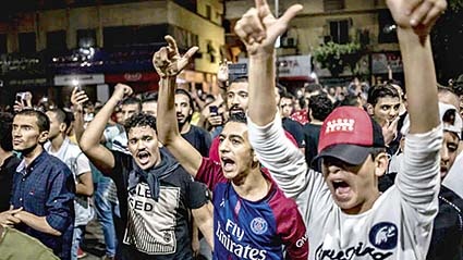 Egypt protest, people on road | लोकशाही हक्कांसाठी का उतरलेत इजिप्तचे तरुण रस्त्यांवर?