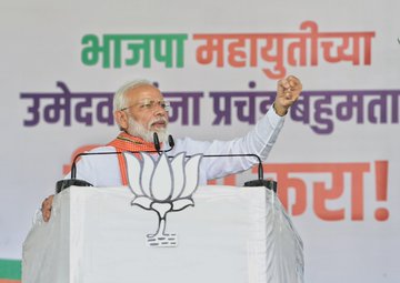 Congress, NCP leaders' relationship with landmafias - Modi | Maharashtra Election 2019 :काँग्रेस, राष्ट्रवादी नेत्यांचे भूमाफियांशी संबंध - मोदी
