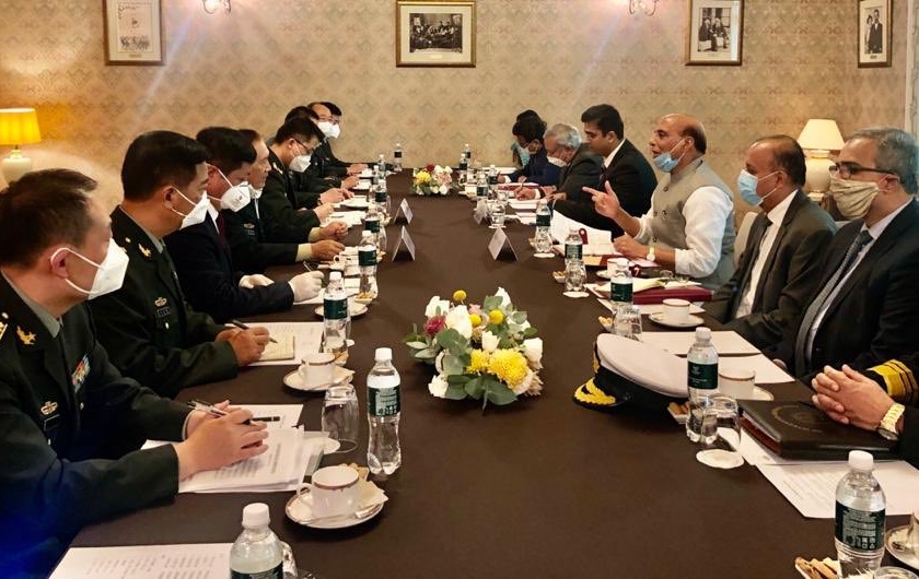 Discussions on border issues, finally the defense ministers of China and India met rajnathsingh | 'सीमावाद पे चर्चा', अखेर चीन अन् भारताच्या संरक्षणमंत्र्यांची भेट झाली