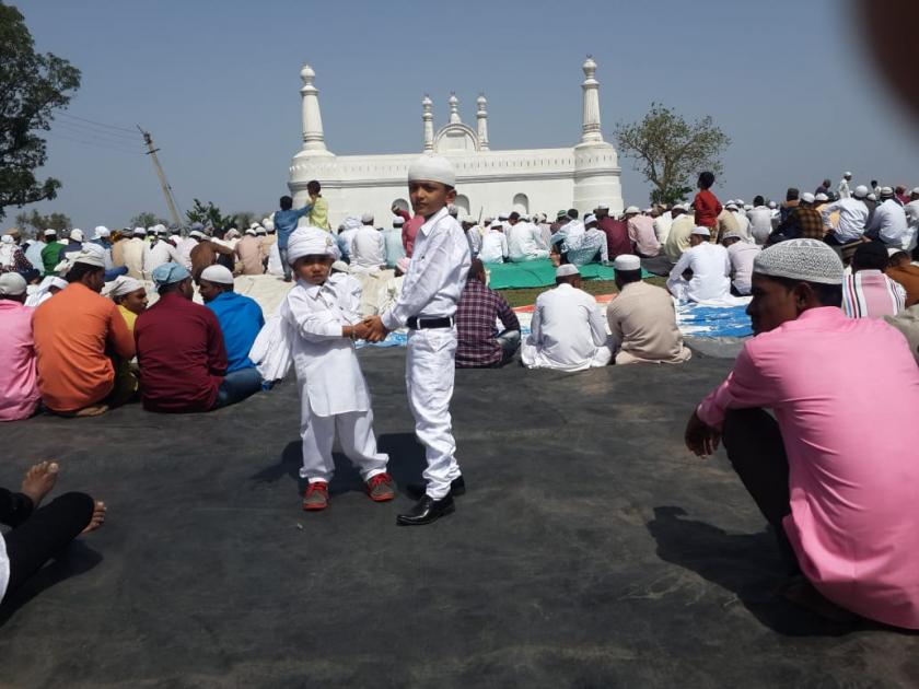 Hindu-Muslim unity in Ramzan Eid | अनसिंग येथे रमजान ईदमध्ये घडले हिंदू-मुस्लिम एकतेचे दर्शन