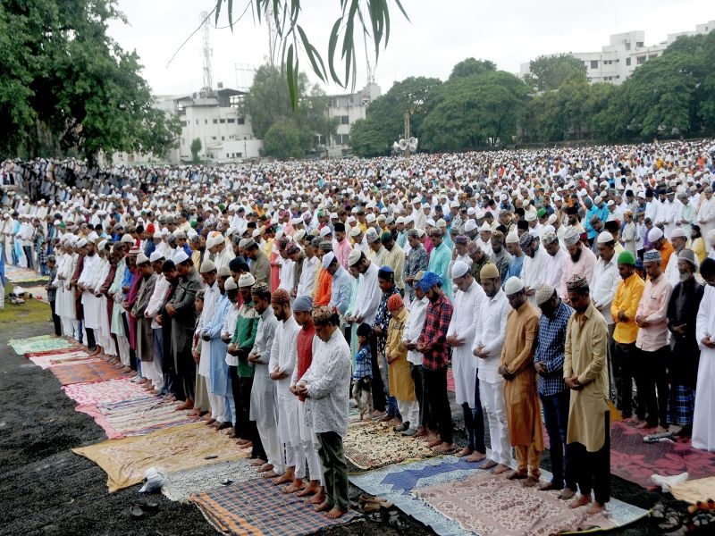 Bakri Id: Hundreds of Muslim congregate in Idgah namaz | बकरी ईद : शेकडो मुस्लीमांचे ईदगाहवर सामुदायिकरित्या नमाजपठण