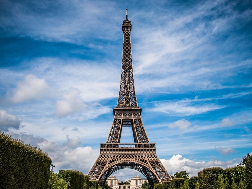 Eiffel Tower height raised by 6 metres Watch video of technicians adding an antenna | ...अन् १३३ वर्षांचा आयफेल टॉवर आठवड्याभरात वीस फुटांनी उंच झाला