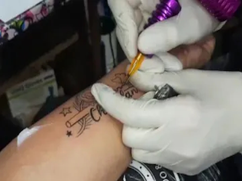 Shocking! 14 people infected with HIV after using a single needle for tattooing | टॅटूसाठी एकच सुई वापरल्याने १४ जणांना एचआयव्हीचा संसर्ग; उत्तर प्रदेशात धक्कादायक प्रकार उघडकीस