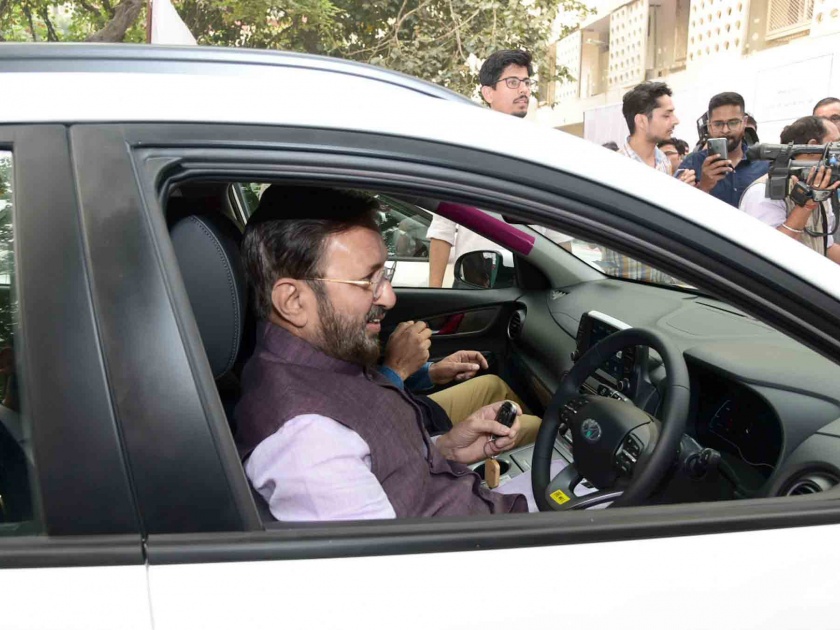 E-car run by Minister Prakash Javadekar; Will take big steps in charging | मंत्री प्रकाश जावडेकरांनी चालवली ई-कार; चार्जिंगबाबतही मोठे पाऊल उचलणार