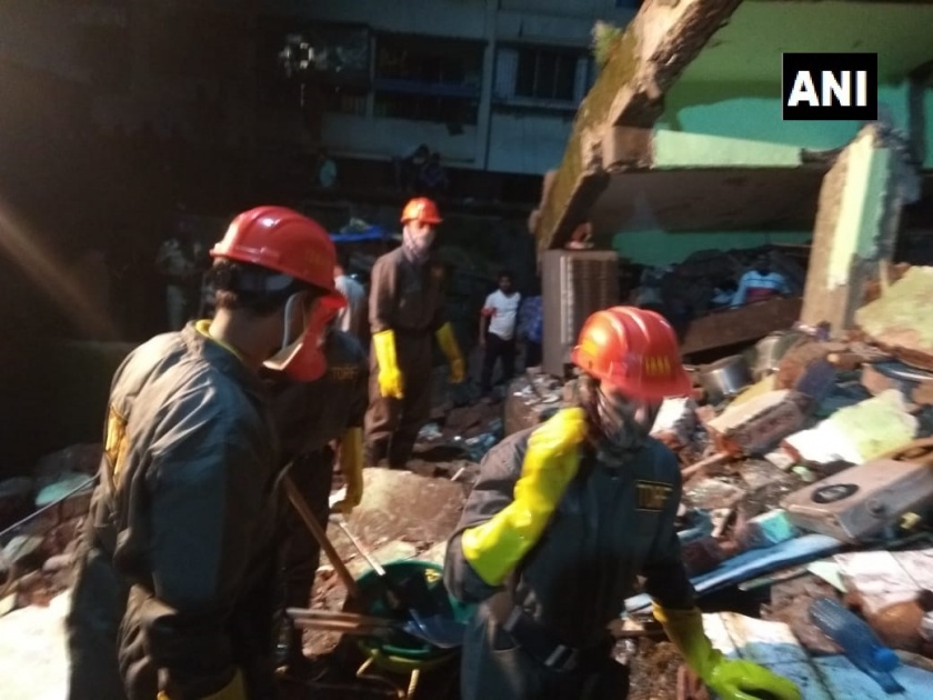 A three-storied building collapses in Patel Compound area in Bhiwandi, Thane | भिवंडीत तीन मजली इमारत कोसळली; दहा जणांचा मृत्यू तर अनेक जण अडकल्याची भीती