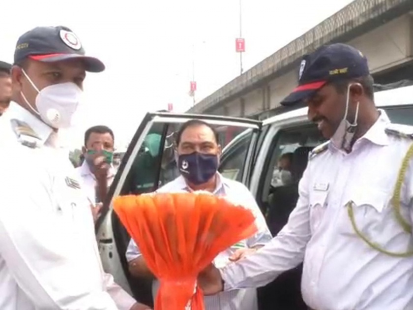 Eknath Khadse was welcomed by Bhiwandi traffic police | भिवंडीत वाहतूक पोलिसांनी केले एकनाथ खडसेंचे स्वागत