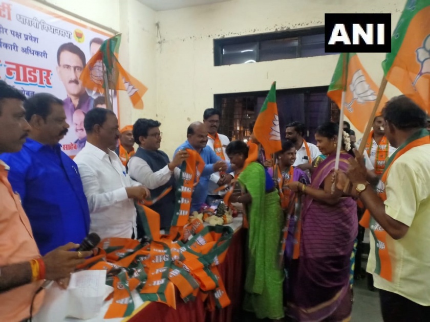 Around 400 Shiv Sena workers joined BJP in Mumbai | ४०० शिवसैनिकांनी केला भाजपात प्रवेश; काँग्रेस-राष्ट्रवादीसोबत सत्तास्थापन केल्याने होते नाराज
