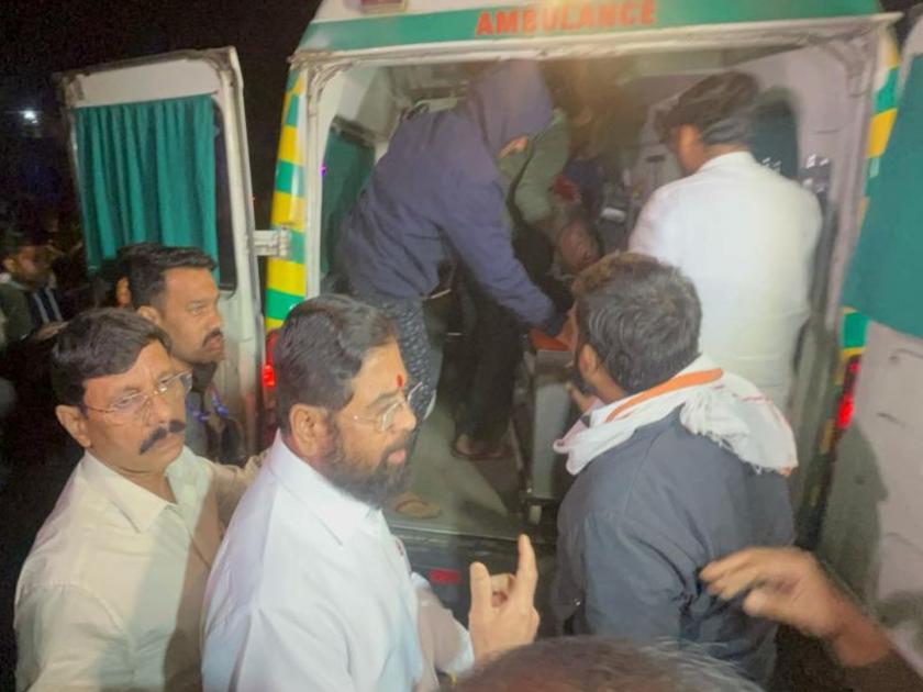 The Chief Minister Eknath Shinde himself took the patient injured in the accident to the hospital; A truck collided with a bus, a bike and a car | अपघातात जखमी झालेल्या रुग्णाला घेऊन मुख्यमंत्री स्वतः रुग्णालयात; ट्रकची बस, दुचाकी आणि कारला धडक
