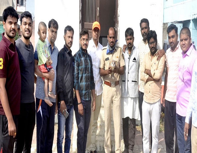 Ekta Mandal office bearers gave life to Ghubad | एकता मंडळाच्या पदाधिकाऱ्यांनी दिले घुबडाला जीवदान