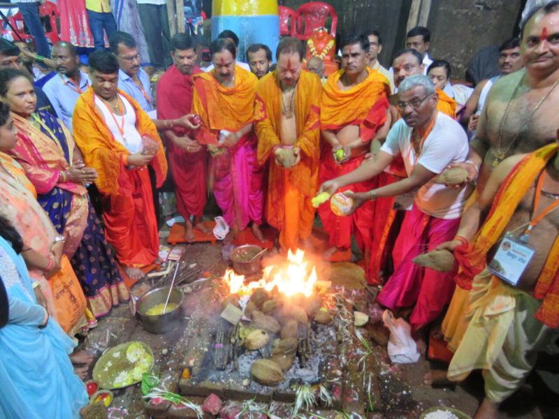 Lonavla: Eklavya Devi's Mahanavami Homestay concludes on Carla fort | लोणावळा : कार्ला गडावर एकवीरा देवीचा महानवमी होम संपन्न 