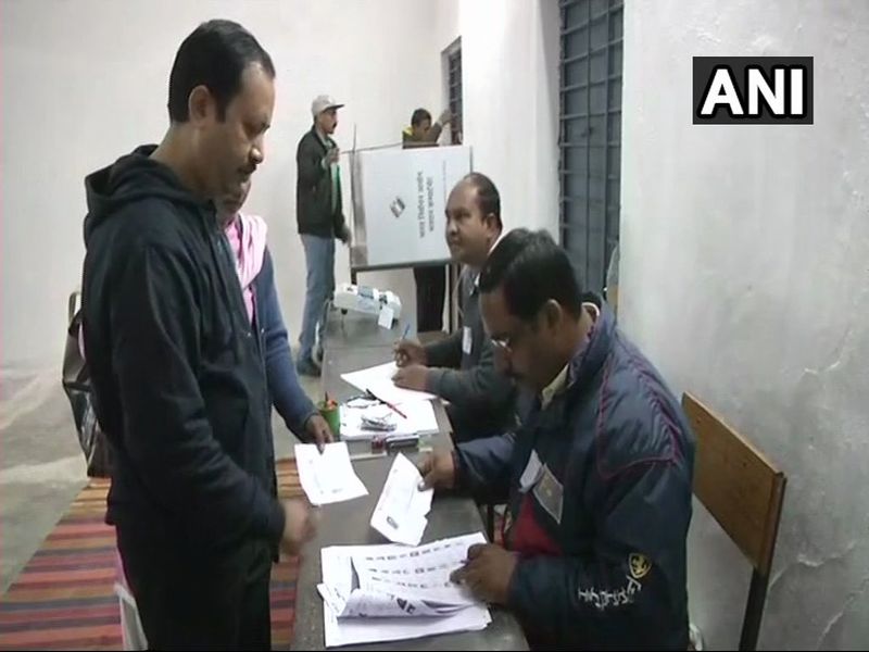 Chhattisgarh Assembly Elections 2018 Live Updates: 18 Constituencies Vote In First Phase | Chhattisgarh Assembly Elections 2018 Live Updates : संध्याकाळी ४.३० पर्यंत ५६.५८ टक्के मतदान