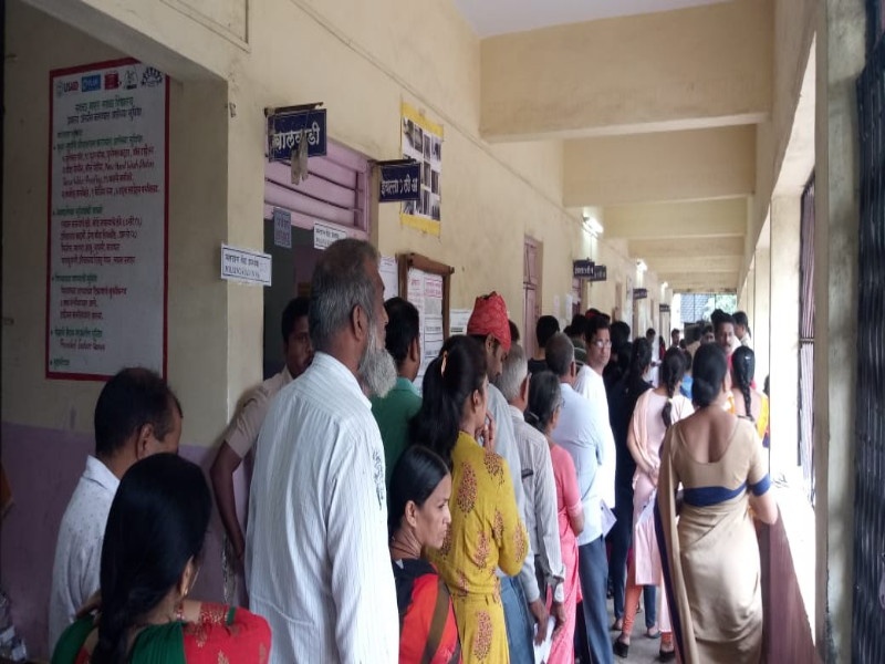 Maharashtra Election 2019 : Voters also performed their duties in the district, including Pune city | महाराष्ट्र निवडणूक २०१९ : पुणे शहरासह जिल्ह्यात मतदारांनी उत्साहात बजावला मतदानाचा हक्क