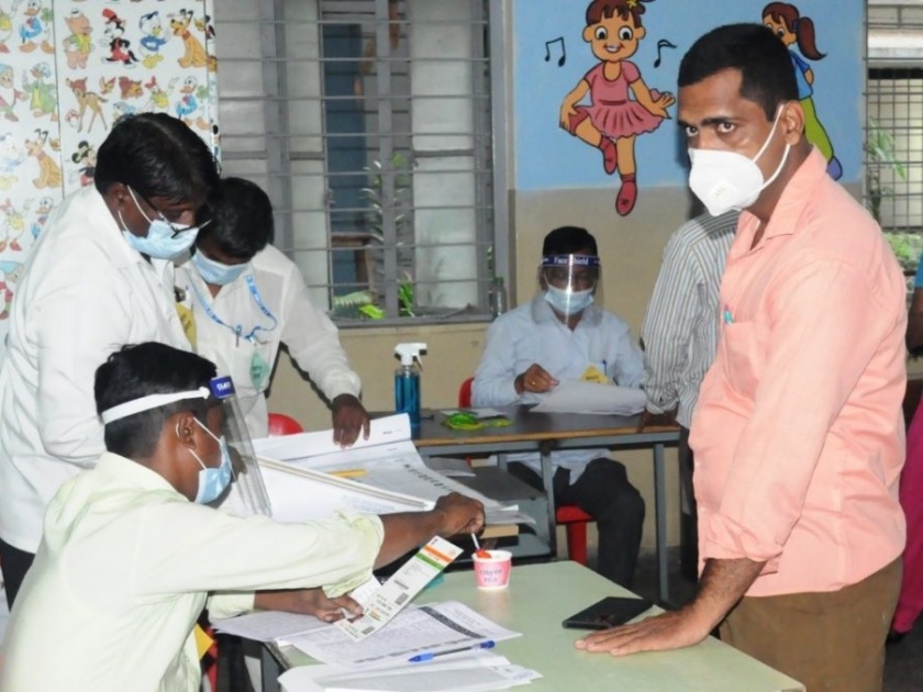 32.52 per cent polling took place in 4 hours for 590 villagers in Solapur district | सोलापूर जिल्ह्यातील १२ हजार २२५ उमेदवारांसाठी चार तासात झाले ३२.५२ टक्के मतदान