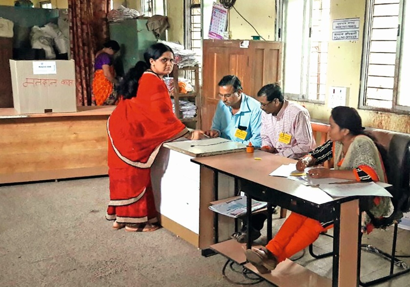 Bhandara-Gondiya Lok Sabha by-election: Voters returning without voting due to EVM disruption | भंडारा-गोंदिया लोकसभा पोटनिवडणूक : ईव्हीएमच्या बिघाडामुळे मतदानाविना परतले मतदार