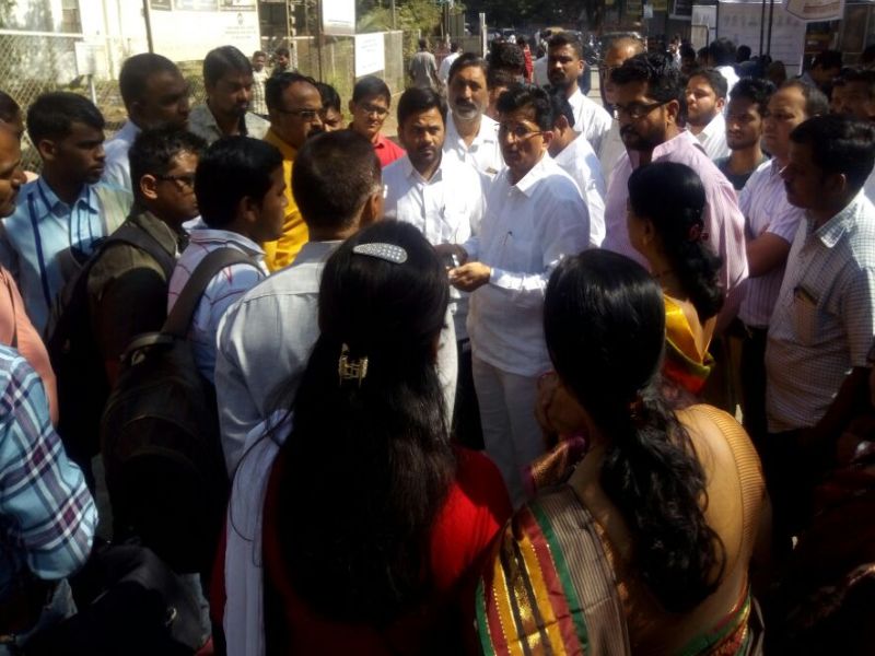 Election Claim at the college's polling station | उत्तर महाराष्ट्र विद्यापीठाच्या अधिसभा पदवीधर निवडणुकीदरम्यान मू.जे. महाविद्यालयाच्या मतदान केंद्रावर वाद