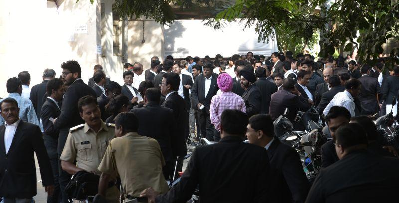Bogus voting in Nagpur lawyer's elections | नागपुरात वकिलांच्या निवडणुकीत बोगस मतदान