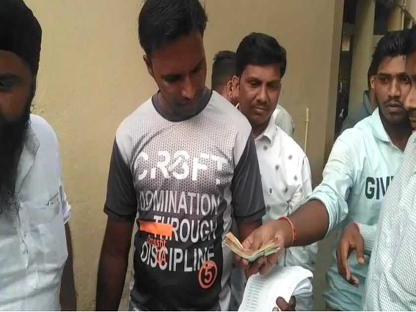 Police arrested the workers of shetkari kamgar party while distributing money to the voters | पार्थ पवारांसाठी पैसे वाटप; शेकाप आणि राष्ट्रवादीचे कार्यकर्ते ताब्यात