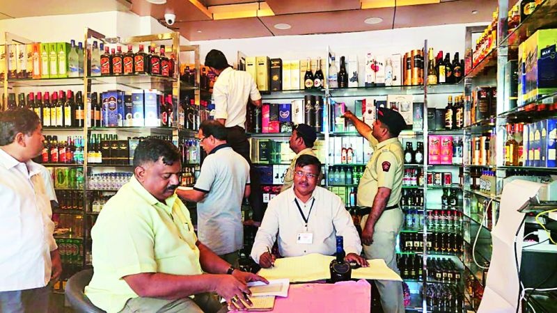 Election expenses Inspector inspects liquor shops in Nagpur | नागपुरात निवडणूक खर्च निरीक्षकांनी केली दारू दुकानांची तपासणी