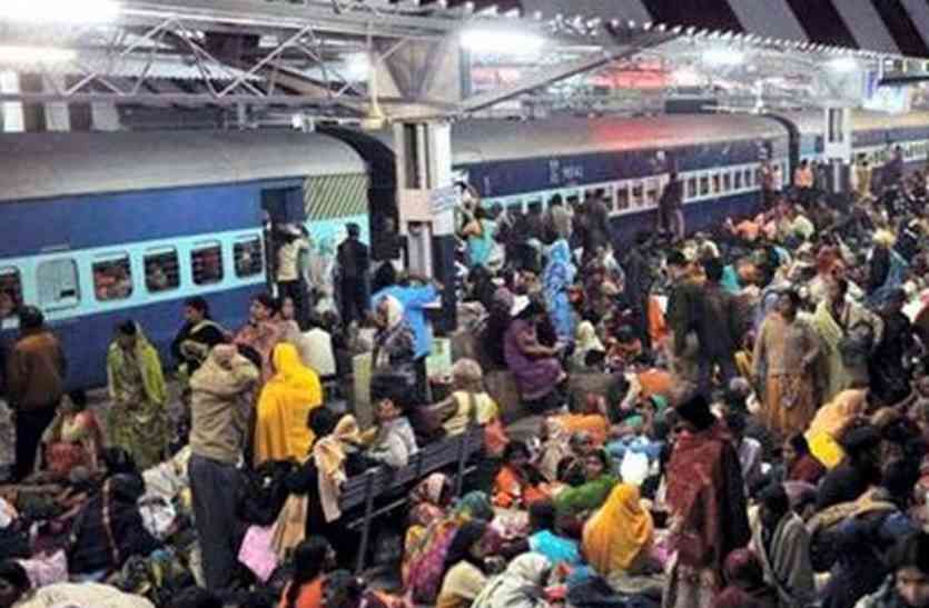 Diarrhea to 35 passengers in election Special train | इलेक्शन स्पेशलच्या ३५ प्रवाशांना अतिसार