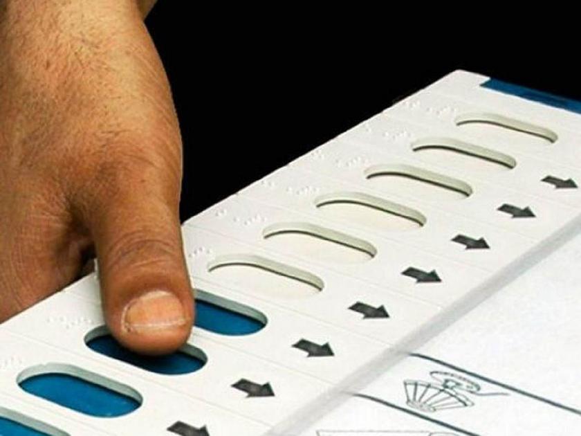 dates fixed for voting from home polling teams will reach the homes of 2358 voters in akola | घरुनच मतदानासाठी तारखा निश्चित; मतदान पथके पोहोचणार २३५८ मतदारांच्या घरी!