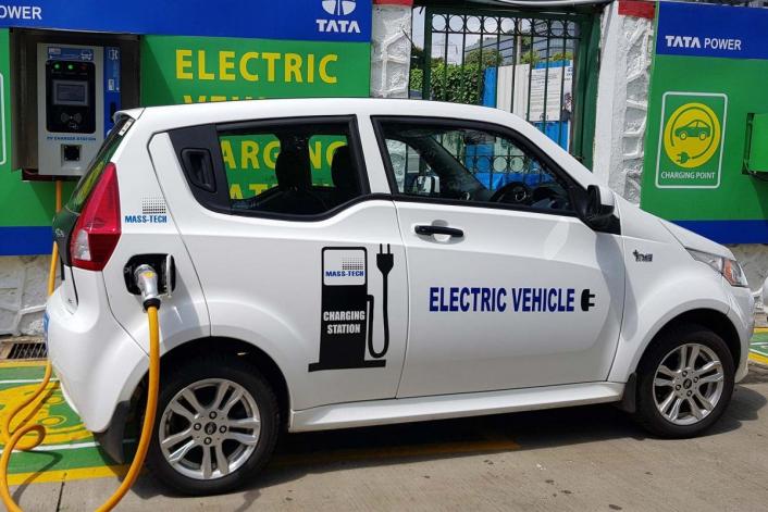 Buying electric cars and bikes will be easy The government is bringing new rules india | इलेक्ट्रीक कार आणि बाईक खरेदी करणं होणार सोपं; सरकार आणतंय नवा नियम