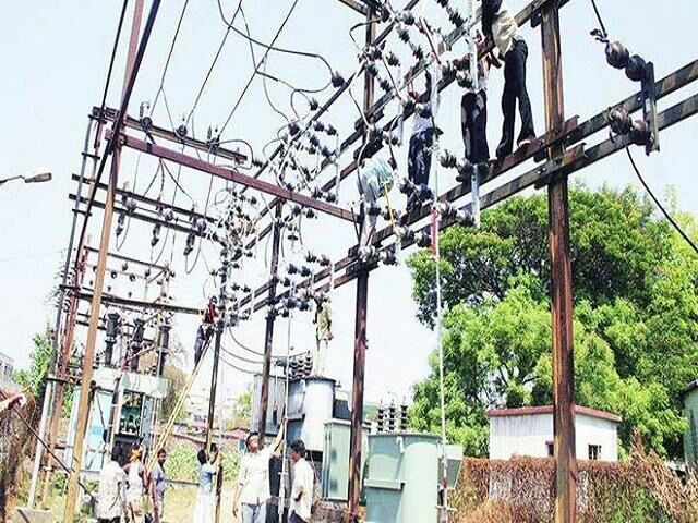 Shirpur area of 700 outstanding farmers disconnect electricity connection | शिरपूर परिसरातील ७०० थकबाकीदार शेतक-यांची विज जोडणी खंडीत