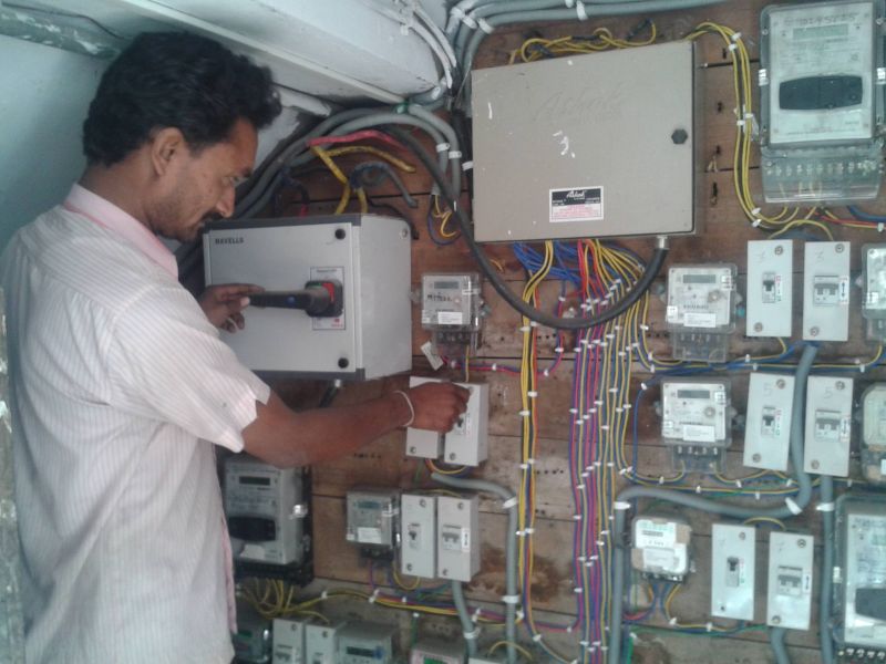 External staff manages electricity distribution system in Nagpur city | बाहेरचे कर्मचारी सांभाळताहेत नागपूर शहरातील वीज वितरण व्यवस्था