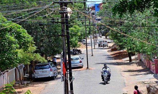 To remove the dangerous power poles, give 20 crores | धोकादायक वीज खांब हटविण्यासाठी २० कोटी द्या