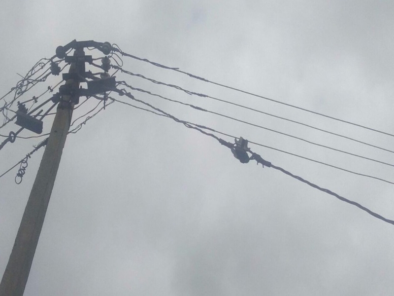 Ration shop owner killed by hanging power lines; Two seriously injured | लोंबकाळणाऱ्या विजवाहिन्यांनी घेतला राशन दुकानदाराचा बळी; दोघे गंभीर जखमी