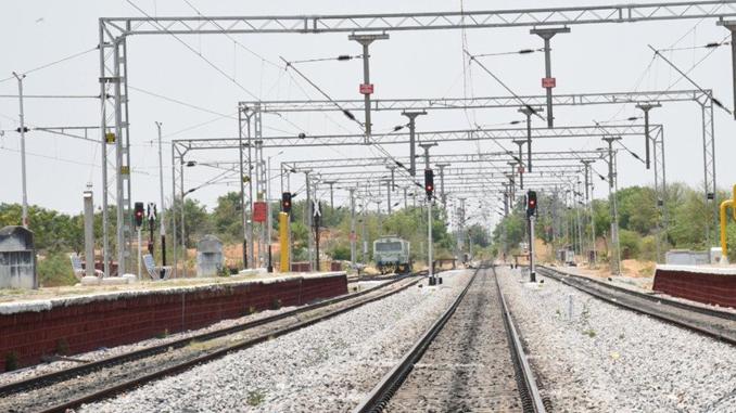 5 crore fund for appointment of Railway Land Acquisition Agency | सोलापूर-उस्मानाबाद रेल्वे मार्गाच्या भूसंपादनाच्या एजन्सी नेमणूकीला हवेत ५ कोटी