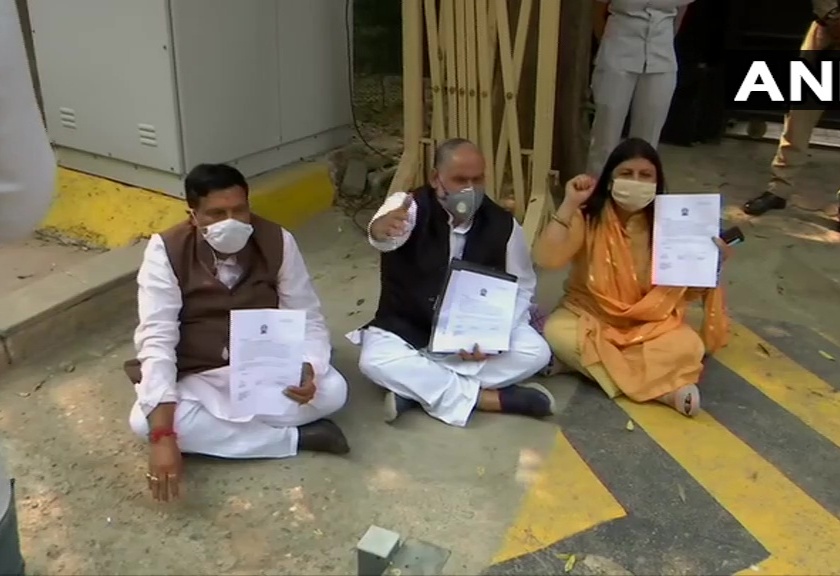 Meeting of all three mayors outside Arvind Kejriwal's residence, agitation continues | अरविंद केजरीवालांच्या निवासाबाहेर तीनही महापौरांची बैठक, आंदोलन सुरू