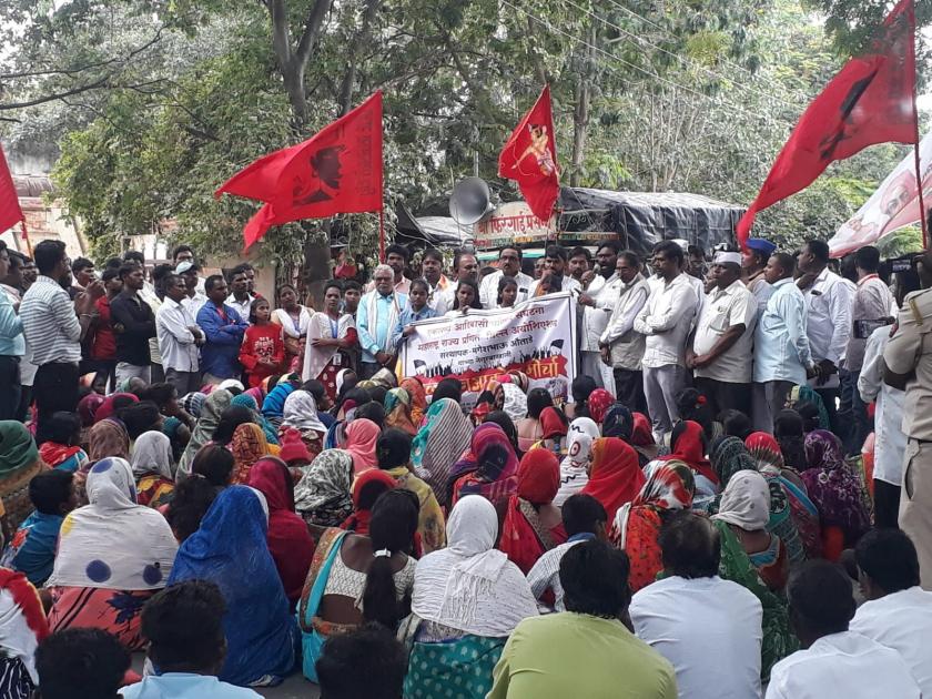 Ahmednagar: Eklavya Adivasi Parishad march in Kopargaon, demand immediate housing for tribals | Ahmednagar: एकलव्य आदिवासी परिषदेचा कोपरगावात मोर्चा, आदिवासींना तातडीने घरकुल देण्याची मागणी 