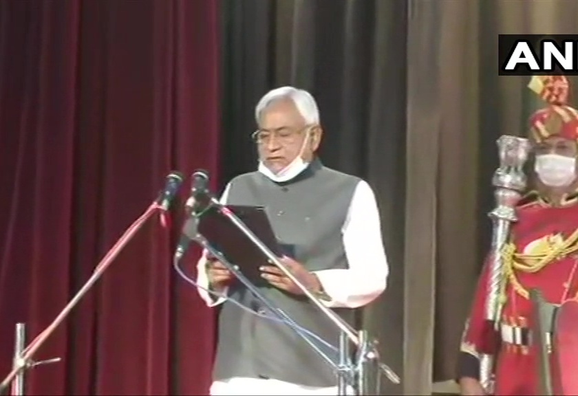 Nitish Kumar takes oath as the Chief Minister of Bihar for the seventh time | Nitish Kumar: “सातवी बार, फिर नितीश कुमार”; बिहारचे मुख्यमंत्री म्हणून सातव्यांदा घेतली शपथ